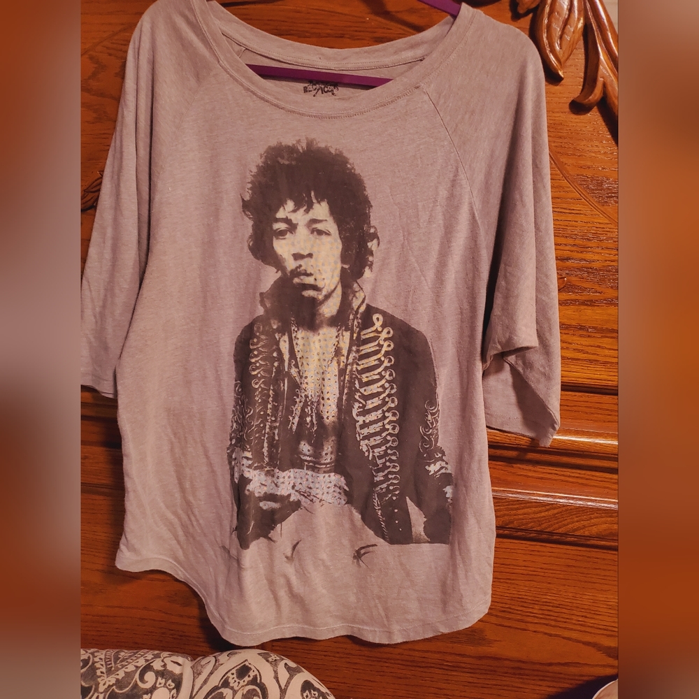 Women Jimi Hendrix tee shirt size XL PRE-OWNED in good shape please look at pict